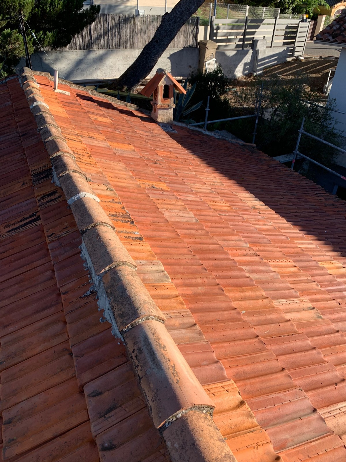 Couvreur pour remplacement de tuiles romanes ou de tuiles canal stop cassées Aubagne Bouches-du-Rhône