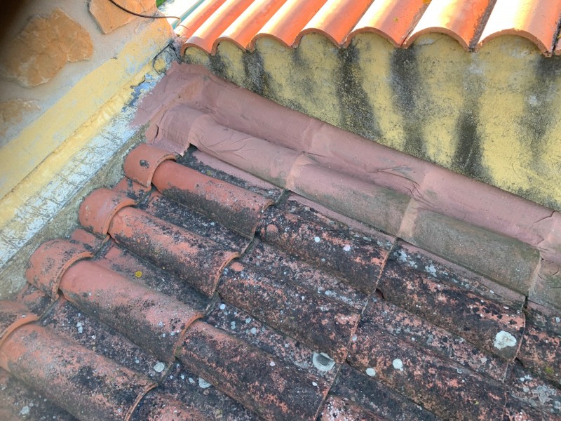 Pose d’un solin souple type Wakaflex sur toiture PST et toiture tuile Romane avec raccord de l’enduit pour étanchéité de toiture à Saint Cyr sur mer dans le Var en région PACA
