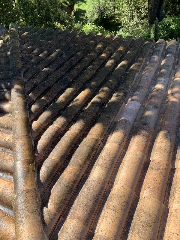 Couvreur pour Traitement Anti-Mousse sur Toiture en Tuile Romane à Six Fours les Plages