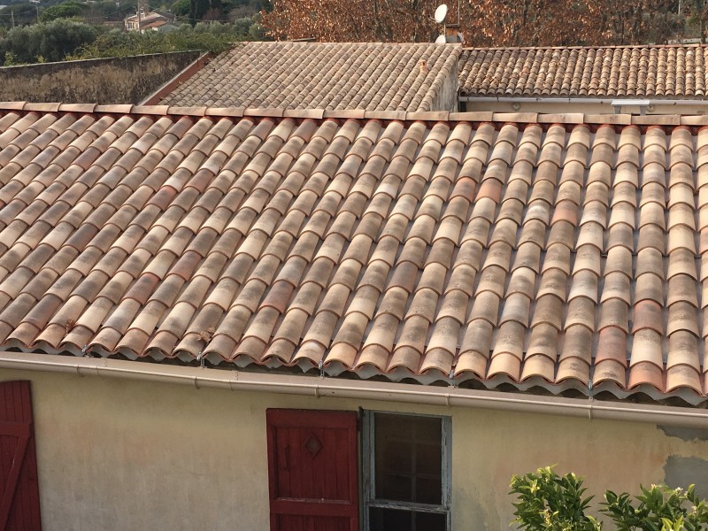Remplacement de toiture en tuile canal provençale à La Cadière-d’Azur (83740) – Couvreur professionnel et entreprise familiale de couverture