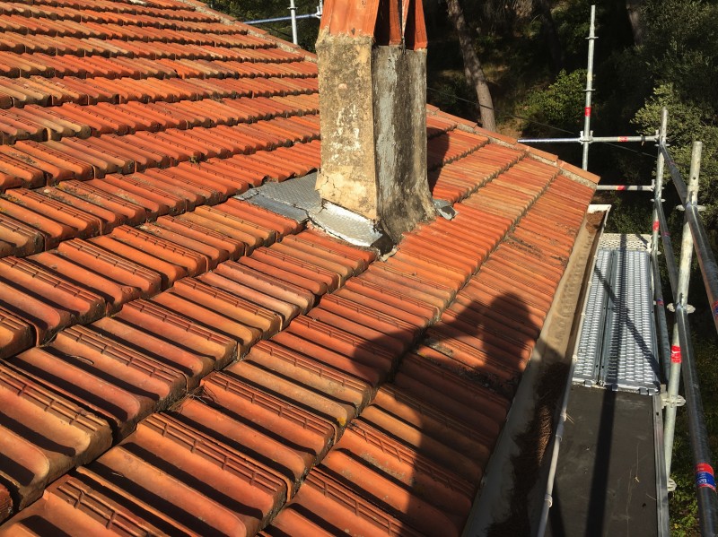 Contrôle de toiture tuile plate pour fuite et infiltration à six fours les plages