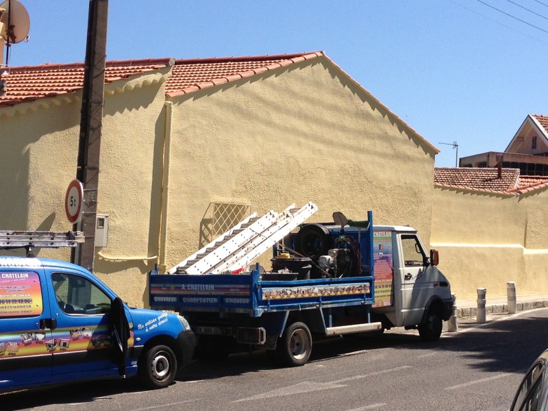 Peinture de façade avec reprise de l’enduit du crépi sur un ravalement à six fours les plages dans le Var