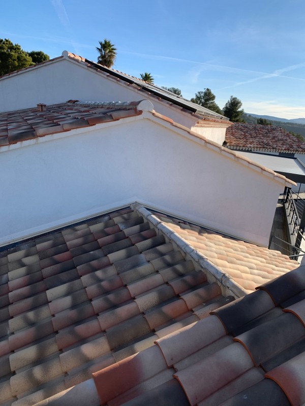 Réfection des faîtage sur toiture tuiles plein sud cause envollement des faîtières suite à une tempête de vent à la Cadière d’Azur dans le Var