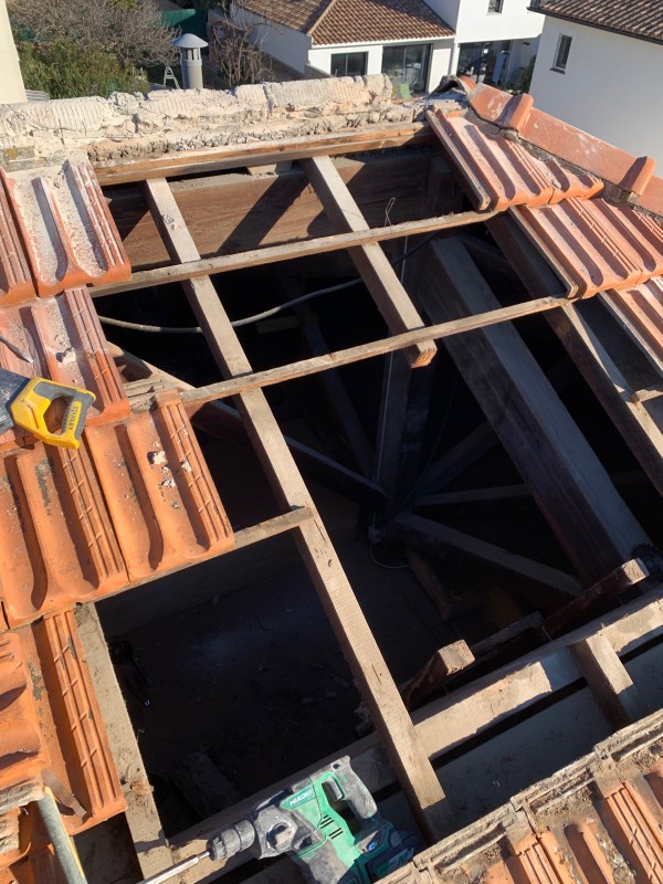 Pose de velux sur toiture tuile plate de Marseille dans les Bouches du Rhône