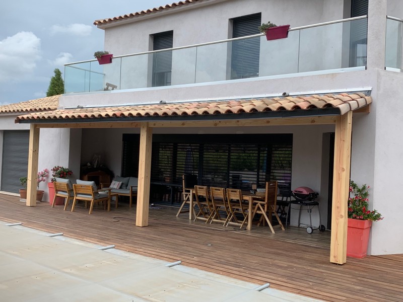 Fabrication et pose d’un appentis en bois Douglas avec couverture en tuile plein sud