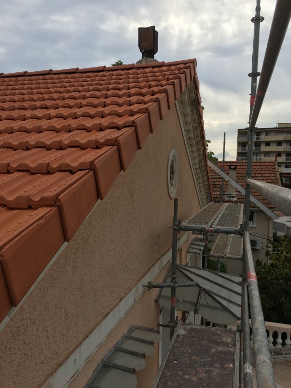 Charpentier, couvreur toulon pour réfection de toiture tuile plate de Marseille