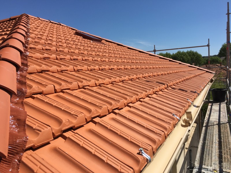 Réfection d’une toiture en tuiles plate de Marseille sur une maison provençale à la Seyne-sur-Mer dans le Var