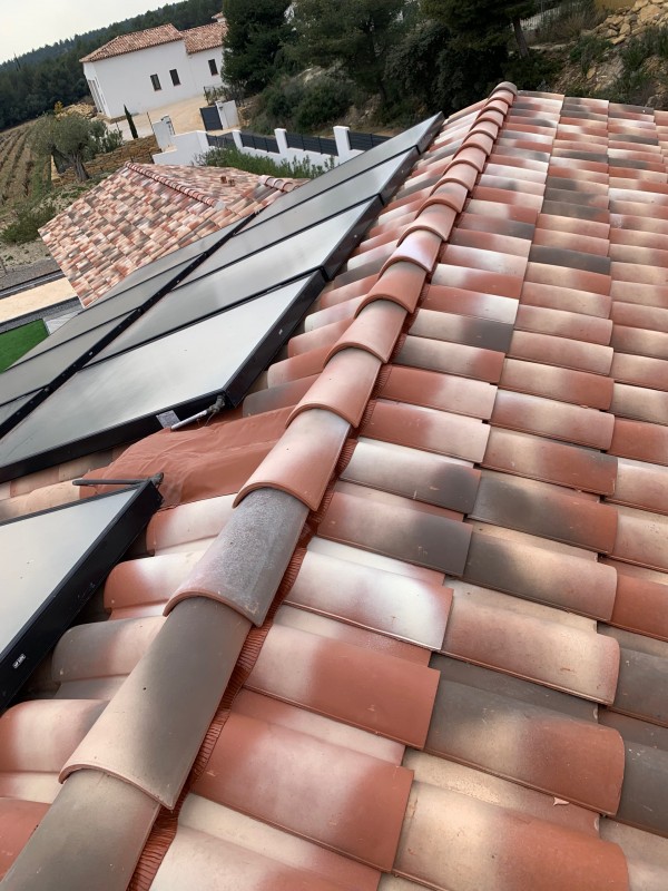 réfection de l'étanchéité sur des panneaux solaires