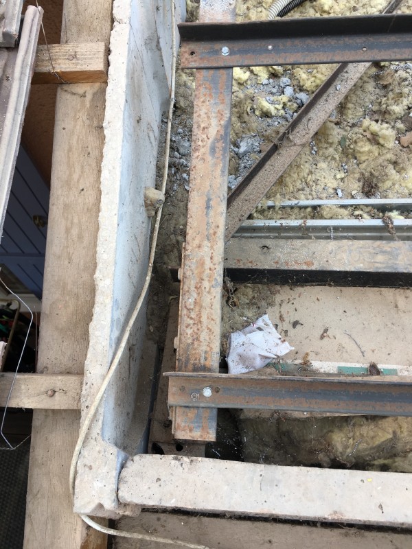 Réparation d’une charpente métallique sur une maison phénix à forcalqueiret dans le Var à côté de Brignoles