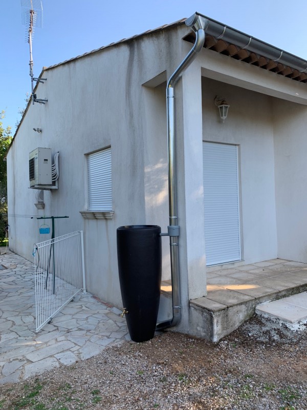 Pose de gouttière zinc sur toiture tuiles canal avec récupérateur d’eau à saint Maximin la sainte Baume dans le Var