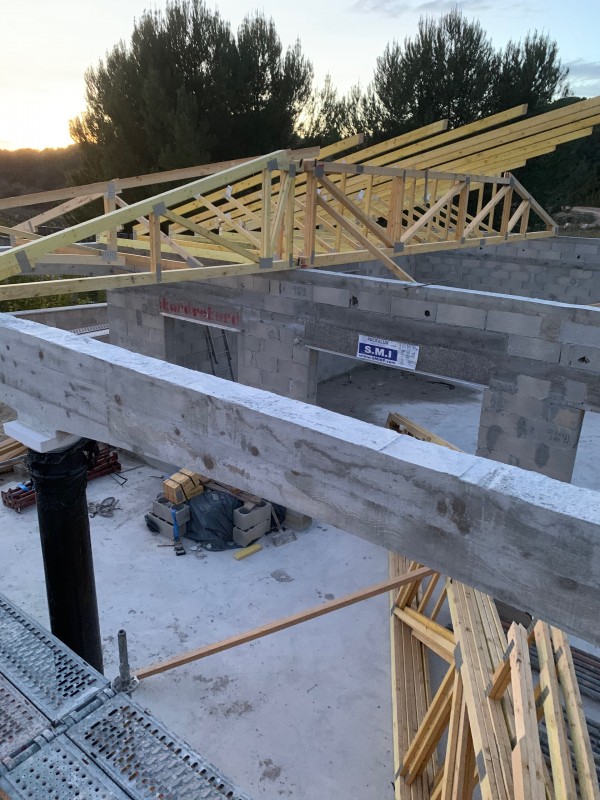 Pose d’une charpente en fermette 4 pans sur une maison de plein pied à la Cadiere d’azur dans le Var par Chatelain charpentier couvreur