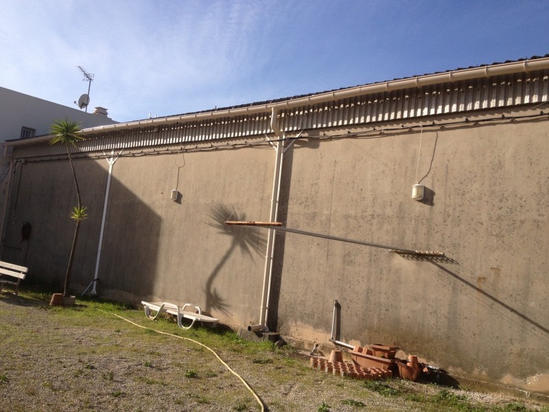 Installation de gouttière PVC 33 sur bâtiment de stockage à la Seyne-sur-Mer dans le Var