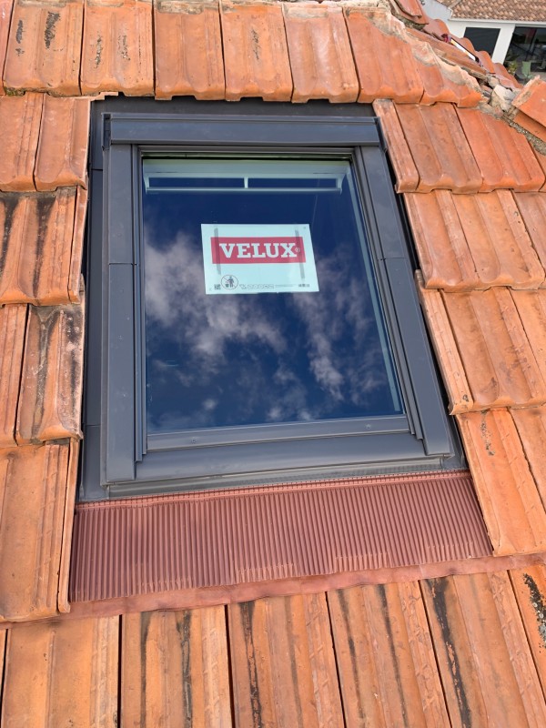 Pose de velux sur toiture tuile plate de Marseille dans les Bouches du Rhône