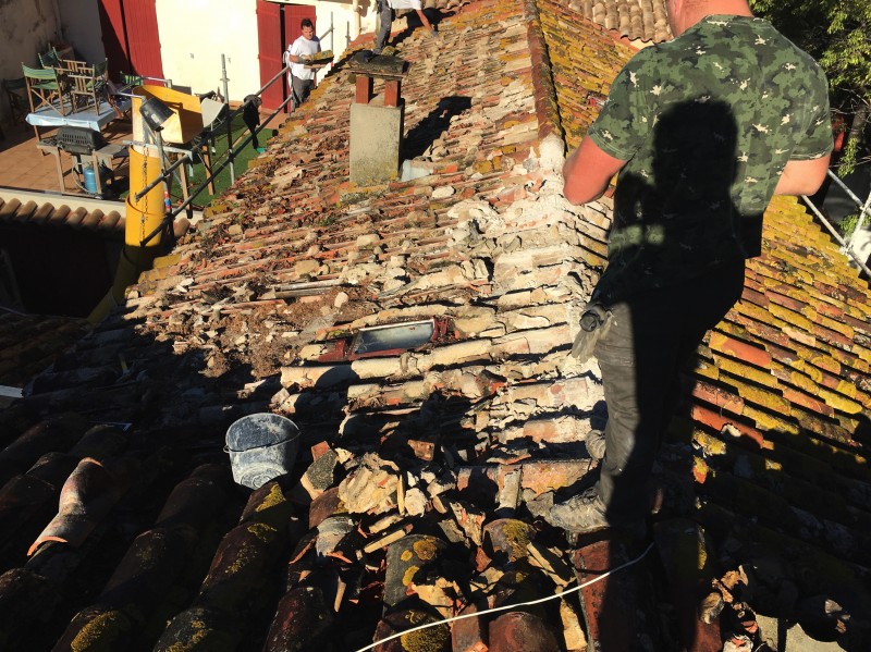 Réparation de fuite sur toiture Tuile provençale à la Cadière d’Azur dans le Var