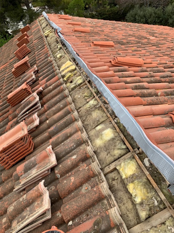 Remplacement, réfection, rénovation de faîtage sur toiture tuile Romane rouge à six fours les plages dans le Var