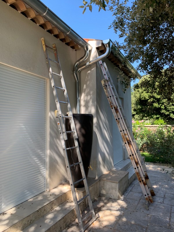 Pose de gouttière zinc sur toiture tuiles canal avec récupérateur d’eau à saint Maximin la sainte Baume dans le Var