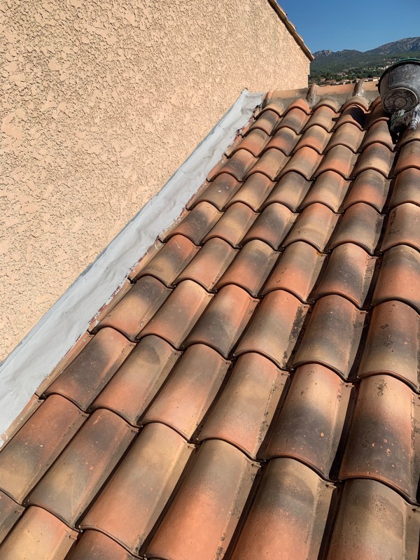 Changement de solin d’étanchéité plomb sur toiture tuile à Marseille