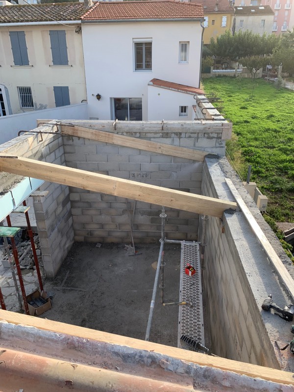 Pose de charpente bois fixer sur sabot et scellement dans les murs à la Seyne-sur-Mer dans le Var en région PACA