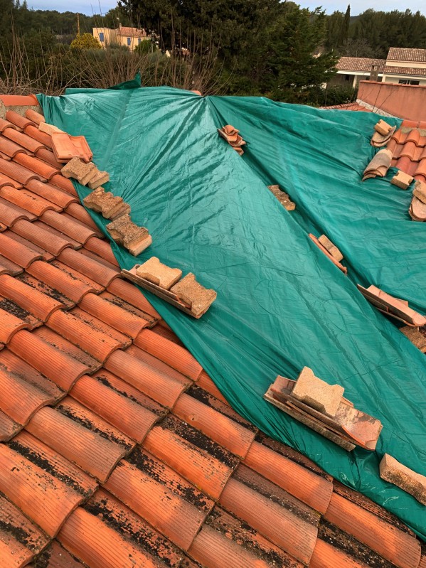 Couvreur pour fuite sur toiture tuile Romane à la cadiere d’azur 83740