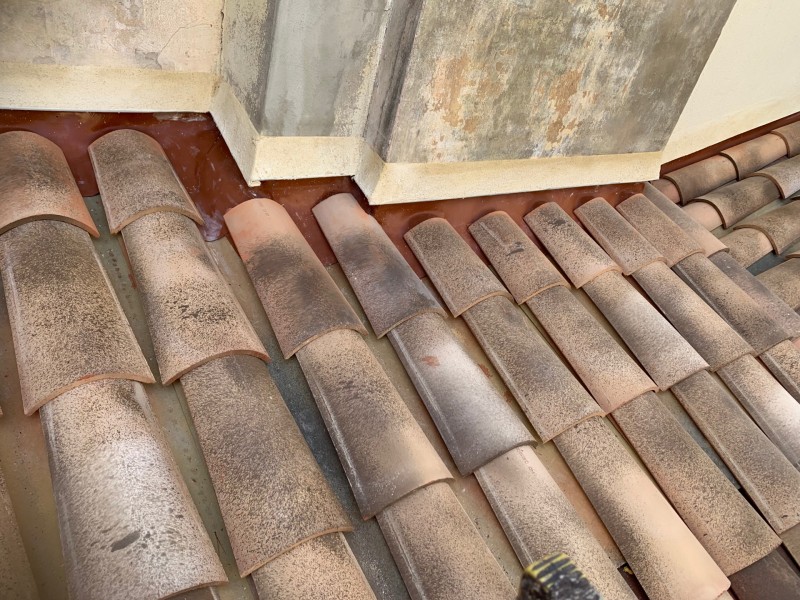 Pose d’un solin souple type Wakaflex sur toiture PST et toiture tuile Romane avec raccord de l’enduit pour étanchéité de toiture à Saint Cyr sur mer dans le Var en région PACA