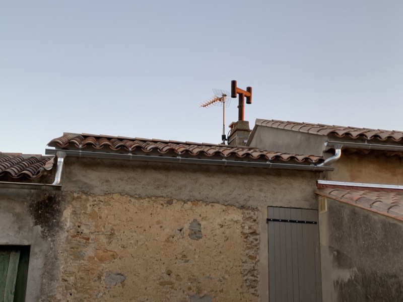 Couvreur pour pose de gouttière zinc sur toiture tuile canal Provencale à la cadiere d’azur