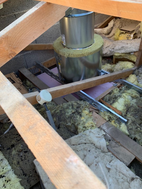 Remplacement de cheminée par un conduit de cheminée Poujoulat Avec gaine et conduit isolé double peau pour mise en conformité À la Seyne-sur-Mer dans le Var