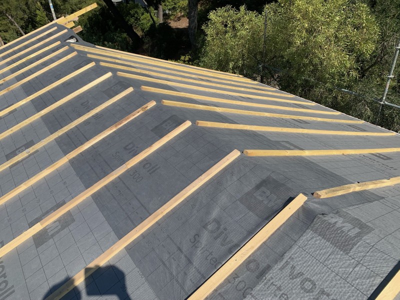 rénovation total d’une toiture en tuile canal stop par une toiture en tuile Romane à saint mandrier sur mer 