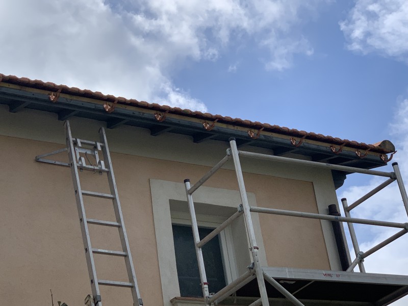 Pose de gouttière en cuivre sur toiture tuile Romane à la Seyne sur Mer 83500
