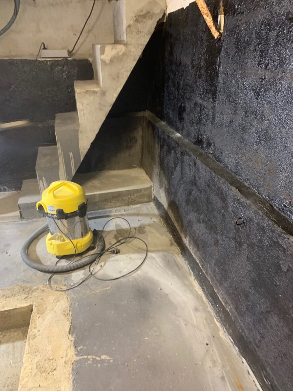 Étanchéité par cuvelage d’une cave en sous-sol par l’application de résine époxy bi-composants à la Seyne-sur-Mer dans le Var