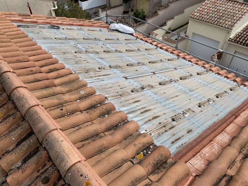 Couvreur pour réparation de fuites sur panneaux solaires photovoltaïques à la Crau dans le var