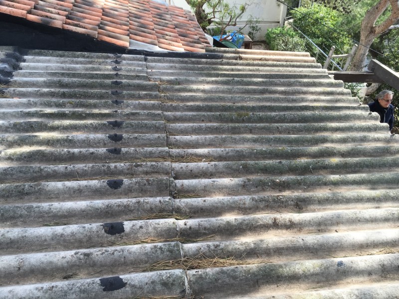 Désamiantage d'une toiture en plaques fibro ciment avec évacuation en point de recyclage agréé par l’État à Toulon 83000 dans le Var