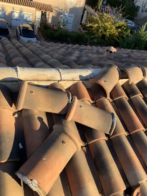Couvreur pour mise en sécurité de
toiture tuile Abeille suite à intempéries de vent à la Ciotat 13600