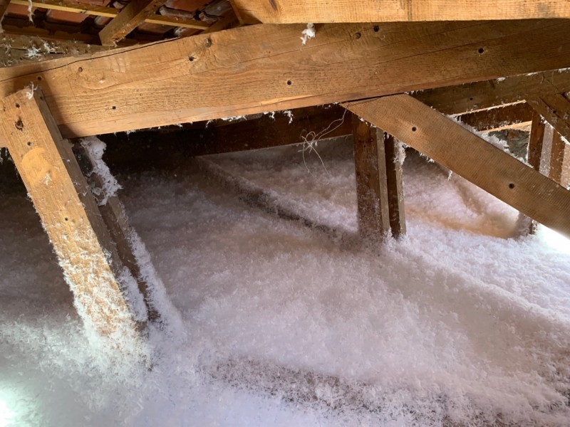 Isolation de vos combles perdus par le soufflage D’une laine de verre minéral URSA pul’r 47 pour l’amélioration et le confort thermique à Bandol dans le Var en région PACA