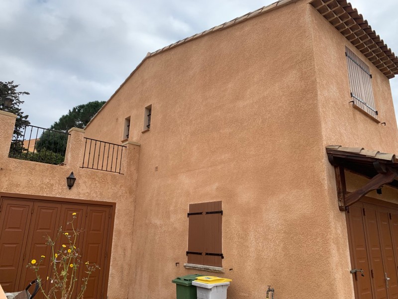 Nettoyage, traitement anti-mousse et hydrofuge de toiture, façade à Hyeres les palmiers 83400