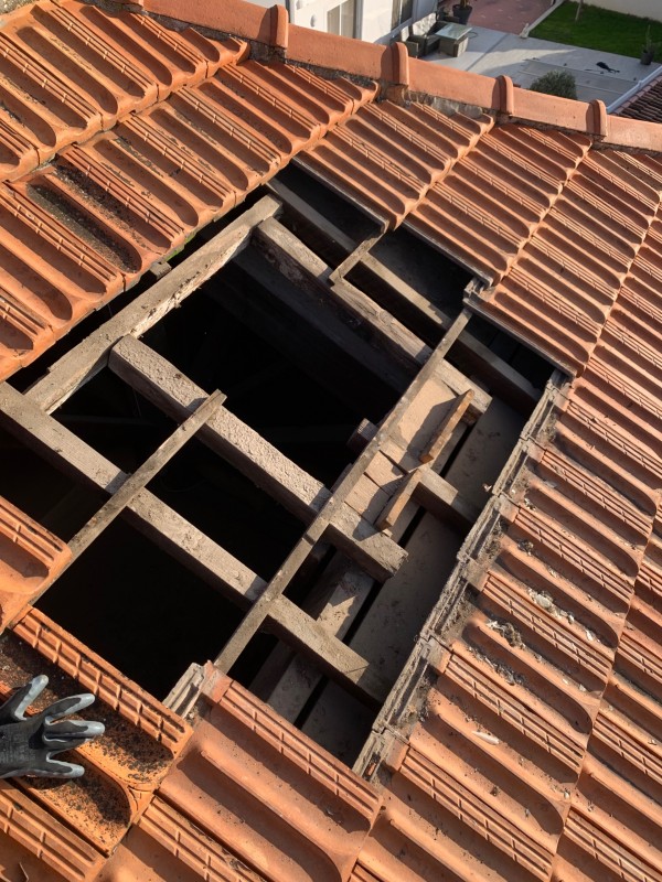 Pose de velux sur toiture tuile plate de Marseille dans les Bouches du Rhône