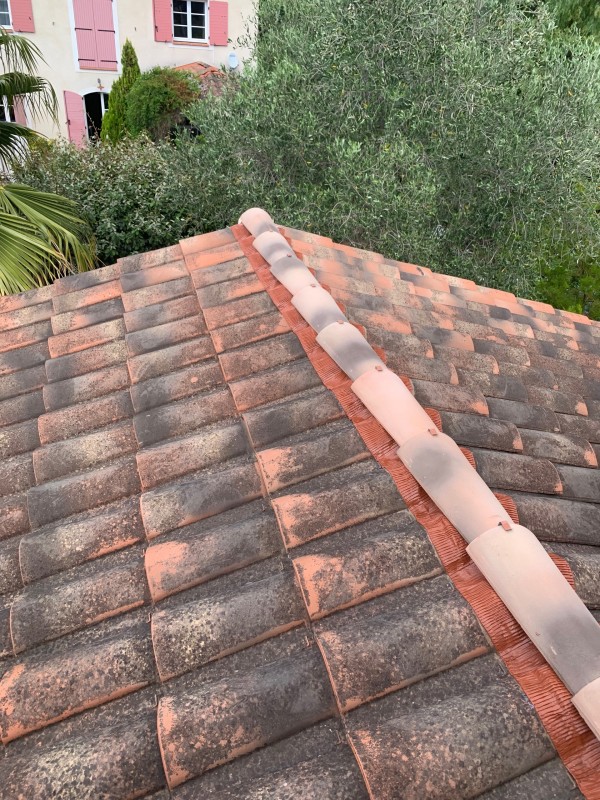 Reprise d’étanchéité sur faîtage et solin sur toiture tuile Romane à la Ciotat