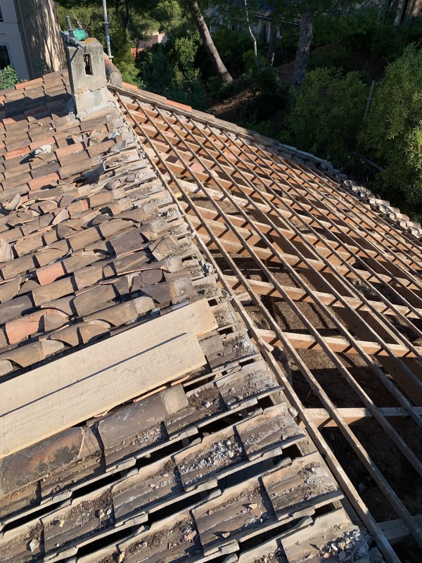 rénovation total d’une toiture en tuile canal stop par une toiture en tuile Romane à saint mandrier sur mer 