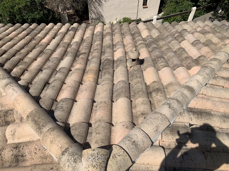 Couvreur pour Traitement Anti-Mousse sur Toiture en Tuile Romane à Six Fours les Plages
