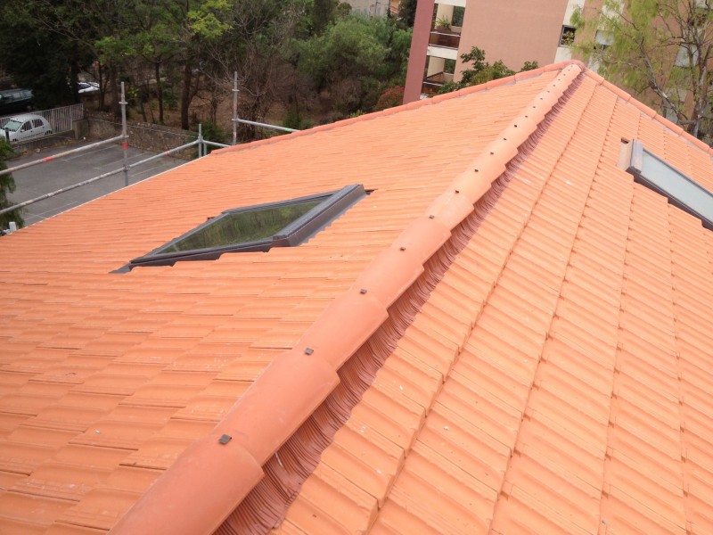 Changement, remplacement de couverture en tuile plates de Marseille avec remplacement des bois de charpente sur Toulon dans le Var en région PACA