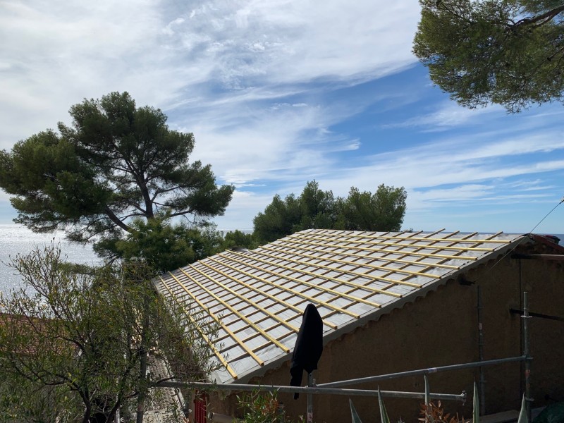Remplacement de toiture tuile plate de Marseille à saint mandrier sur mer 83500 dans le Var