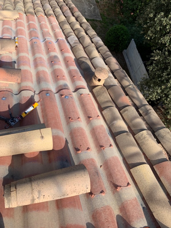 Réfection et remplacement de  toiture tuile canal à tenon par une toiture en Plaque soutuile(PST) et tuile canal a Sanary sur mer dans le Var en région Sud PACA