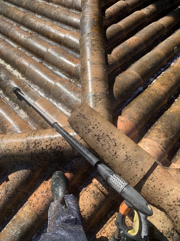 Couvreur pour Traitement Anti-Mousse sur Toiture en Tuile Romane à Six Fours les Plages