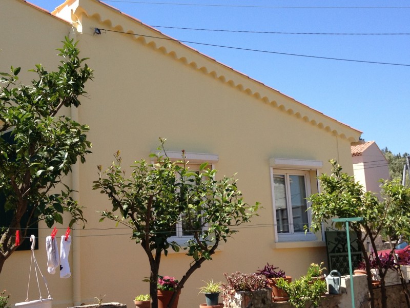 Peinture de façade avec reprise de l’enduit du crépi sur un ravalement à six fours les plages dans le Var