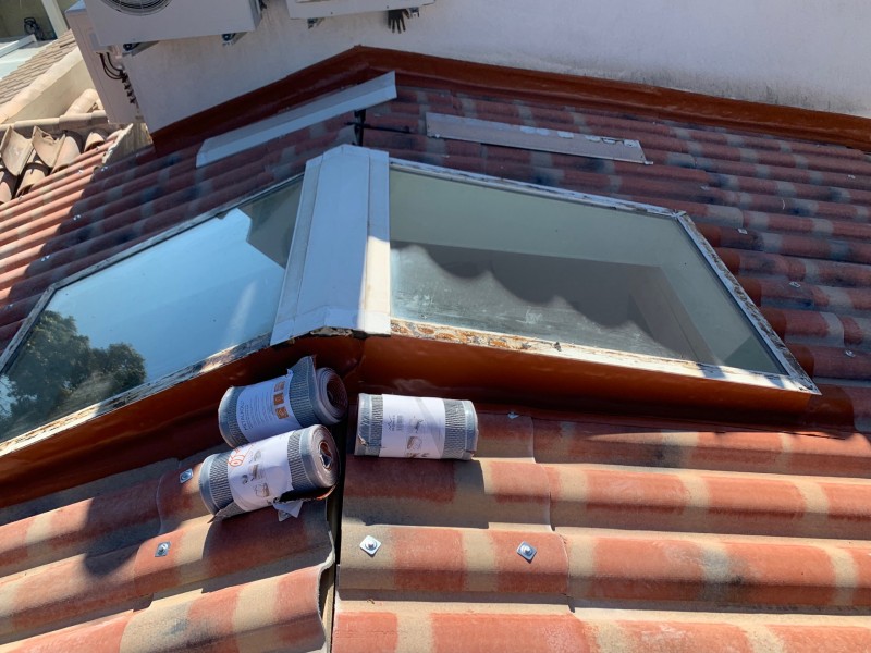 Réfection et remplacement de  toiture tuile canal à tenon par une toiture en Plaque soutuile(PST) et tuile canal a Sanary sur mer dans le Var en région Sud PACA