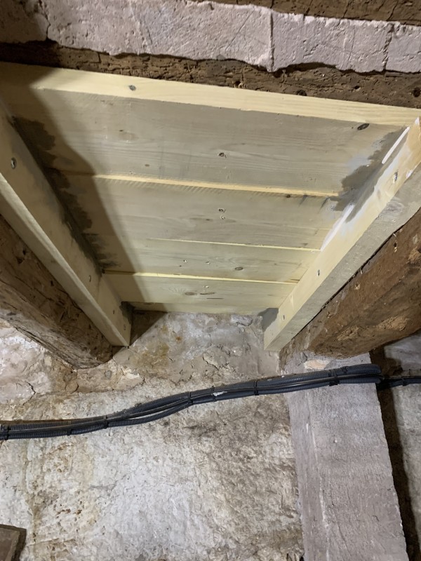 problème de termites sur plancher bois dans une cave à la cadière d’azur