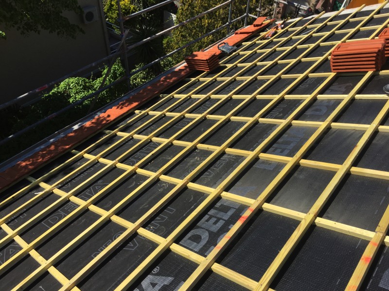 Charpentier, couvreur toulon pour réfection de toiture tuile plate de Marseille