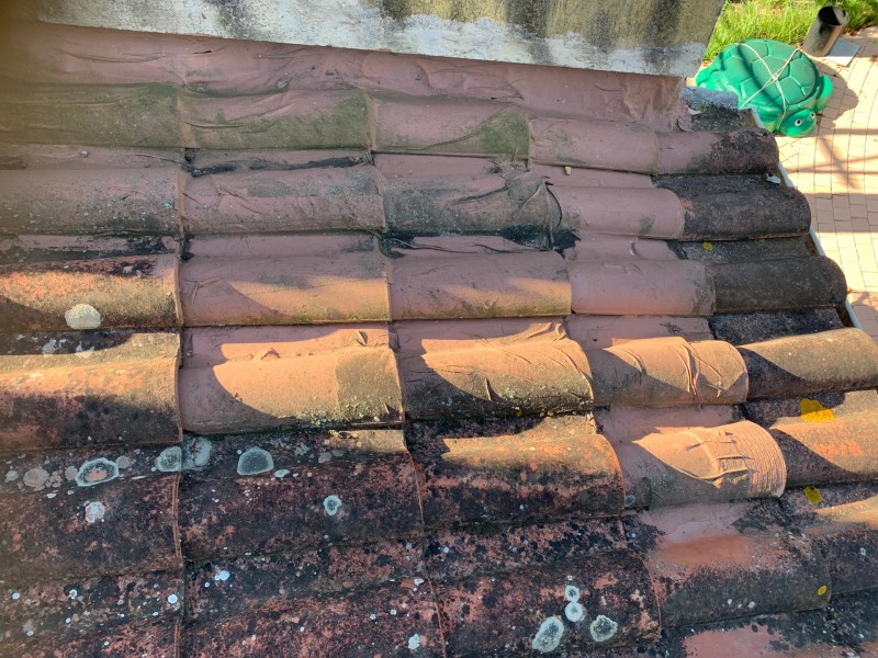 Pose d’un solin souple type Wakaflex sur toiture PST et toiture tuile Romane avec raccord de l’enduit pour étanchéité de toiture à Saint Cyr sur mer dans le Var en région PACA