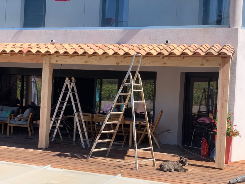 Fabrication et pose d’un appentis en bois Douglas avec couverture en tuile plein sud