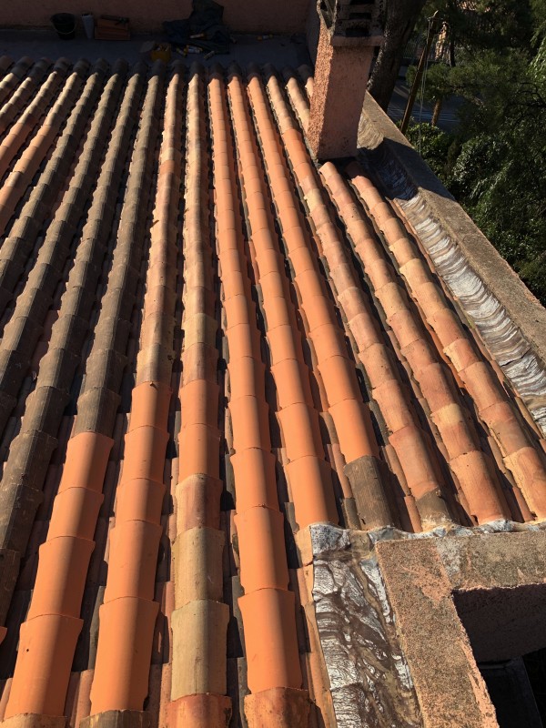 Couvreur pour réparation de toiture tuile Provencale et tuile canal stop à six fours les plages dans le var