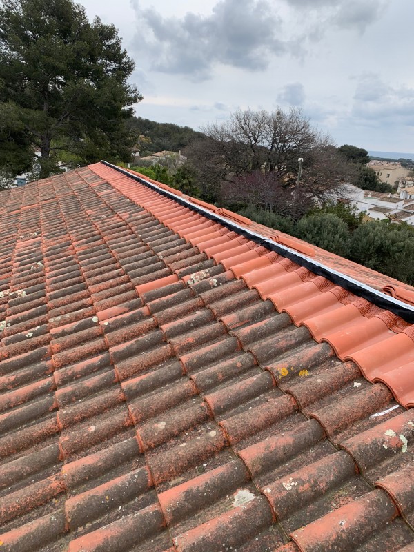 Remplacement, réfection, rénovation de faîtage sur toiture tuile Romane rouge à six fours les plages dans le Var